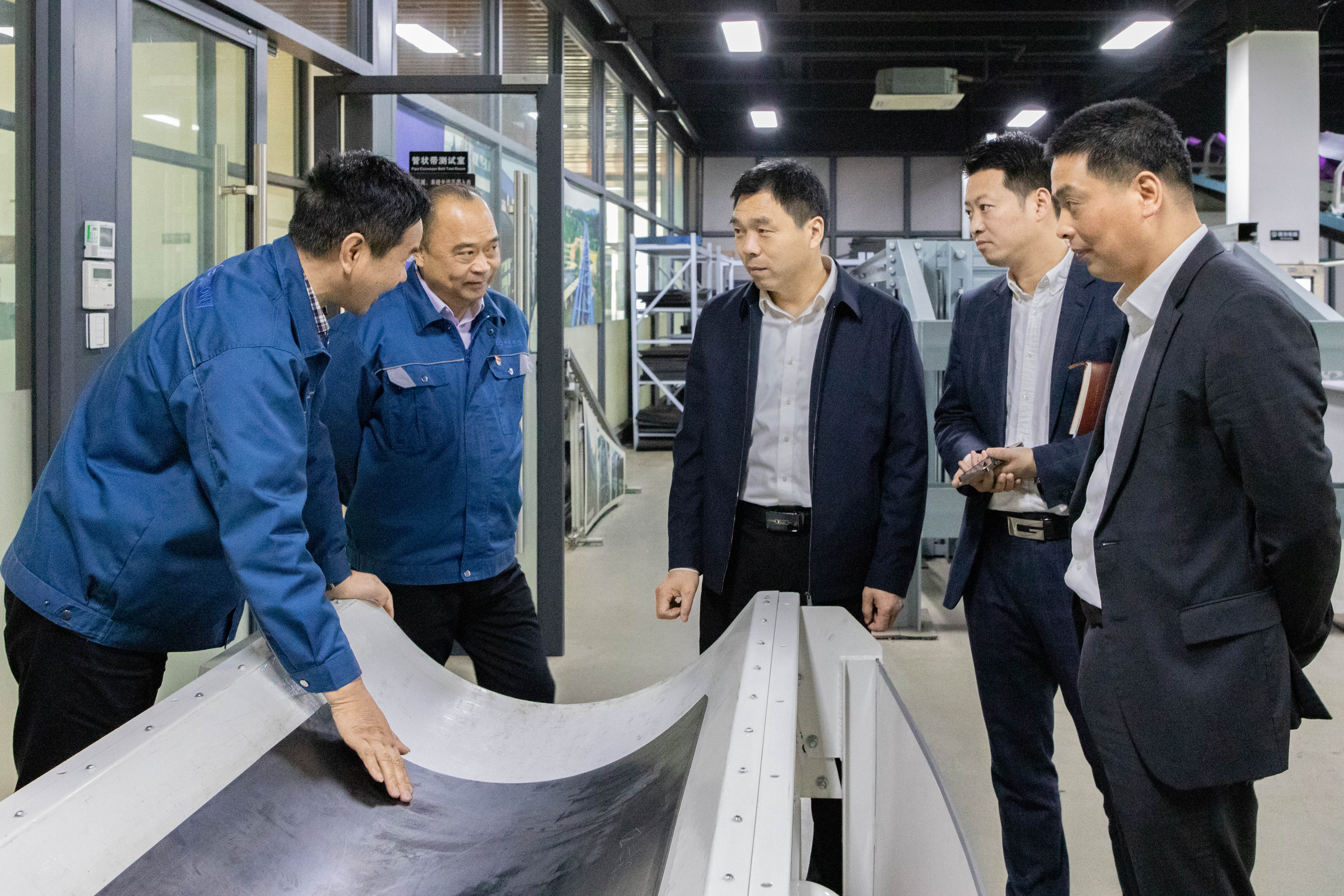 桐鄉(xiāng)市副市長吳建華一行蒞臨雙箭股份調(diào)研指導